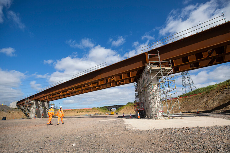 Allerton Steel delivered the last of five structures that it was contracted to supply to HS2 this summer; Edgcott Road bridge in Buckinghamshire is a 112m-long weathering steel structure made up of braced plate girders. 