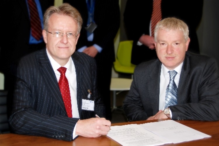 Hyder&rsquo;s Graham Reid and Halcrow&rsquo;s Alan Saffer sign their JV and the HA contract&#8203;