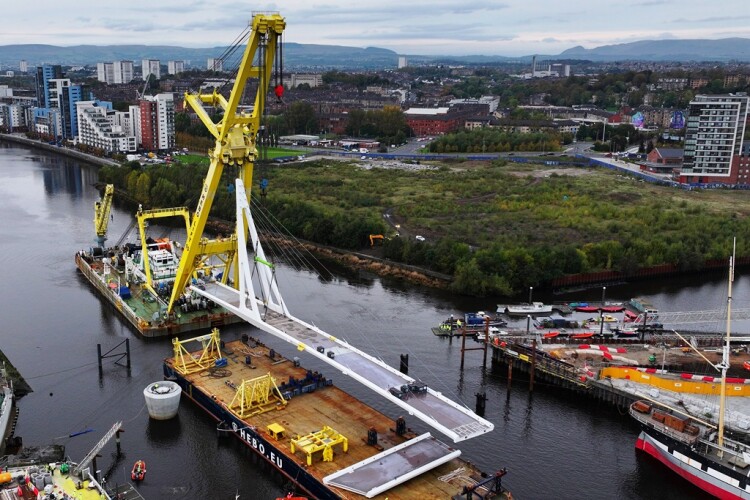 The Hebo 10 lifts the 650-tonne span into place