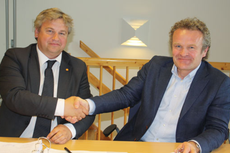 NPRA&rsquo;s Kjell Inge Davik and NCC regional director H&aring;kon Tjomsland 