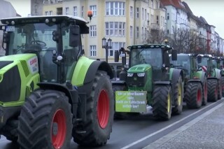 Farmers' demonstrations caused traffic chaos in Berline last winter. Plant hire firms have the machinery to make a similar, or greater, impact