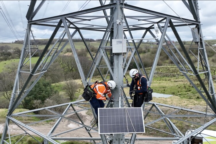 Linevision engineers installing DLR technology
