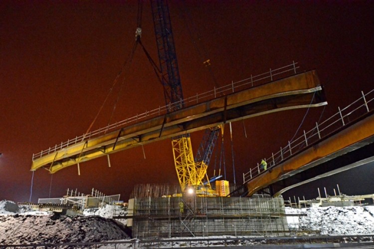 The 600-tonne Liebherr lifts the girders into place