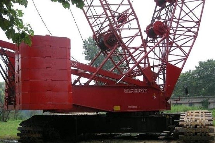 This crane is not just non-compliant with EU regs, it is actually a counterfeit, made to look like a Terex CC2500