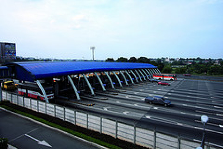Manila&rsquo;s North Luzon Expressway: built with <br> commercial loans with support from the ADB