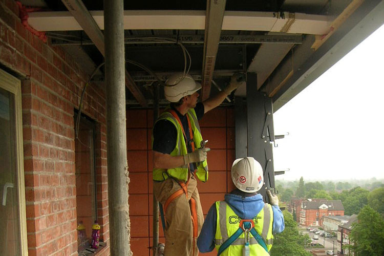 Balcony workers on the Options Properties site