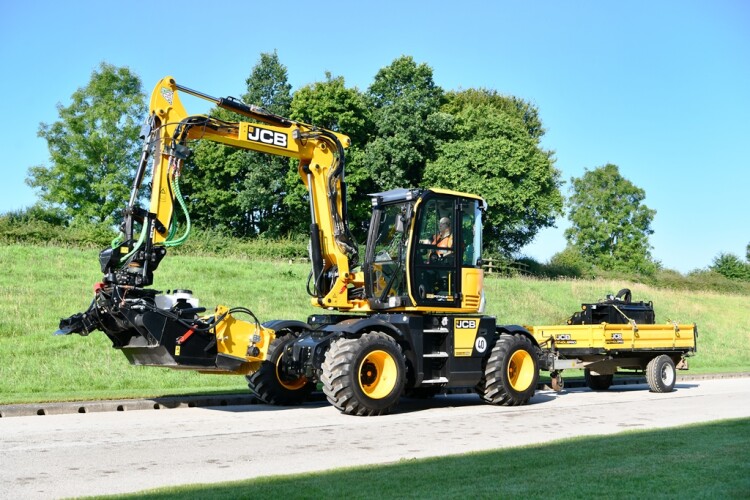 JCB Hydradig with trailer, now a road-legal combination (if you apply to the VCA)