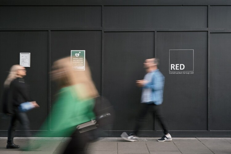 Red hoardings [image by Luca Piffaretti]
